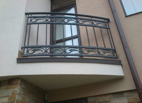 Кованый небольшой балкон КБ-016