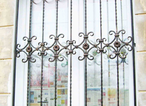 Кованая решетка на окно с розетками КР-019