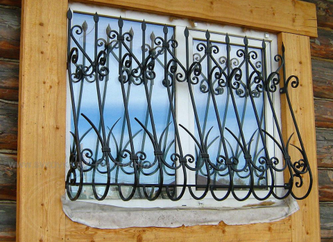 Кованая решетка фигурная на окно КР-044