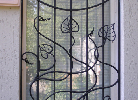 Кованая решетка с растительным орнаментом КР-064