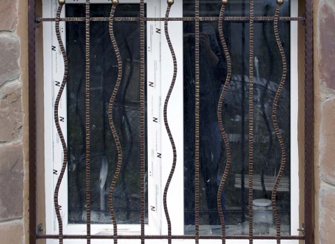 Кованая решетка на окно с извилинами КР-068