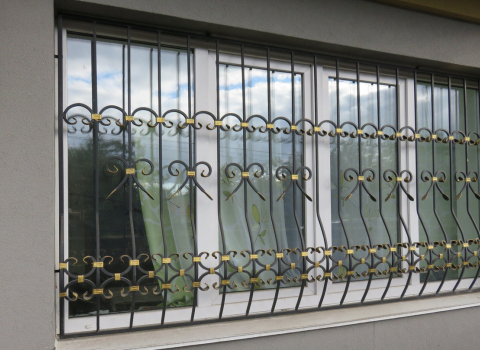 Кованая решетка на окно с позолотой КР-080
