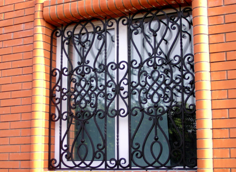 Кованая решетка на окно с ажурным узором КР-087