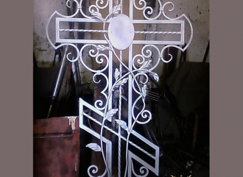 Белый кованый крест с ажурным рисунком РК-013