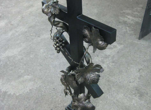 Кованый крест обвитый лозой РК-033