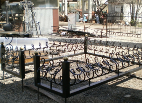 Кованая ограда на могилу с дутыми перилами РК-041