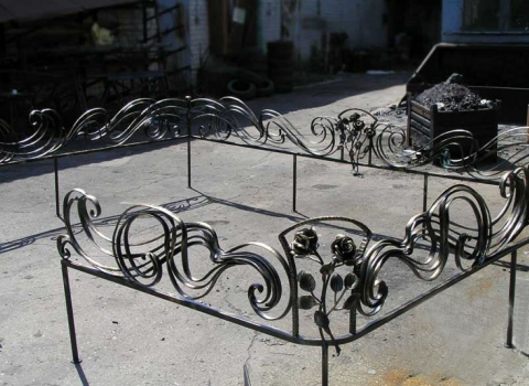 Кованая дизайнерская ограда на кладбище РК-048