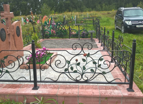 Кованая ограда с зелеными листочками и розой РК-057
