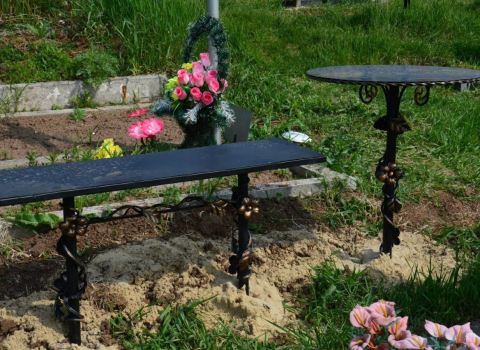 Кованые столик и лавочка на кладбище РК-058