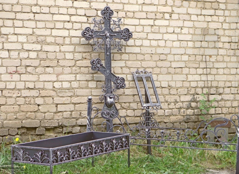 Кованый крест с распятием и гробница на кладбище РК-062