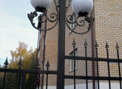 Кованый фонарь на заборе КСФ-009