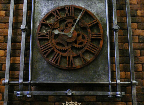 Кованые часы на стену в старом стиле КЧС-006