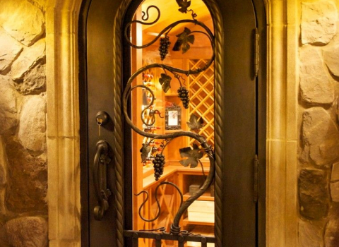 Кованая дверь с лозой и стеклом KА-007