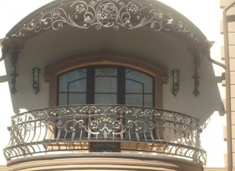 Наружный кованый балкон для коттеджа КБ-056