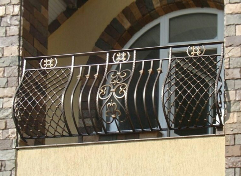 Кованый балкон с ограждением сетка КБ-057
