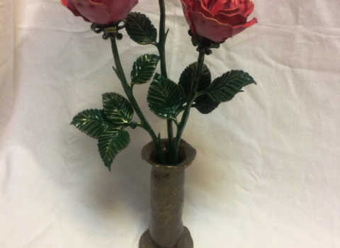 Кованые красные розы для интерьера КЦВ-007