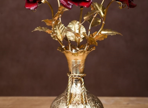Кованые красные розы в золотой вазе КЦВ-009