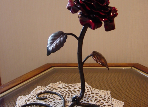 Кованая красная роза настольная КЦВ-014