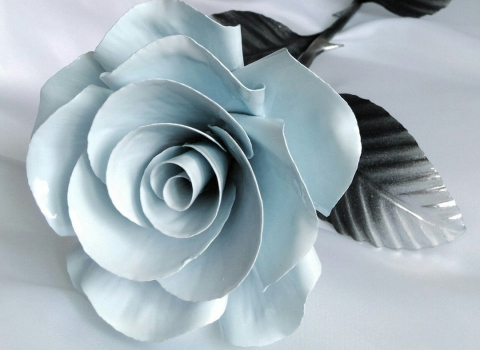 Белая кованая роза КЦВ-016