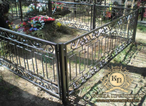 Кованая ограда на кладбище РК-078