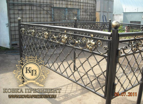 Кованая ограда с сеткой и золотыми цветами РК-082