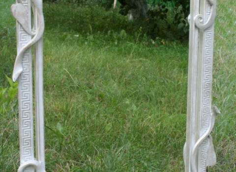 Белое фигурное кованое зеркало КЗР-004