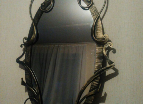 Кованое зеркало с декоративным орнаментом КЗР-017