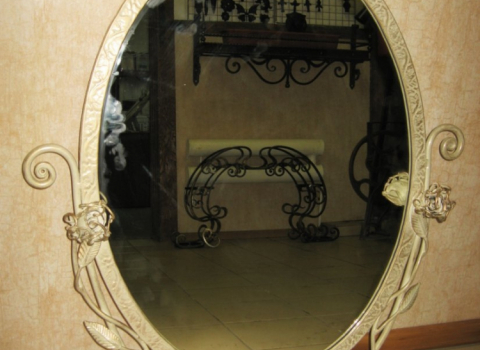 Светлое зеркало с кованым узором КЗР-039