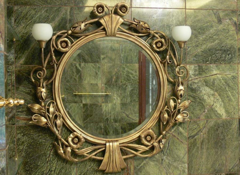 Круглое кованое зеркало с золотым напылением КЗР-048