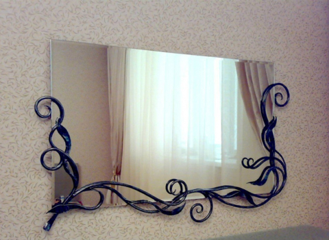 Кованое зеркало с витым узором на стену КЗР-084