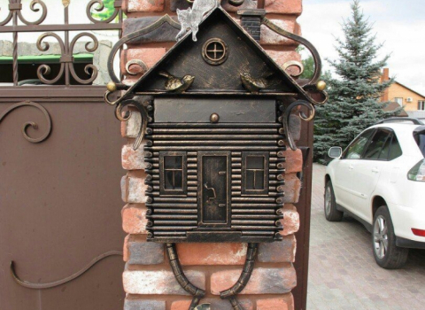 Кованый почтовый ящик в виде дома Бабы-Яги КПЯ-004