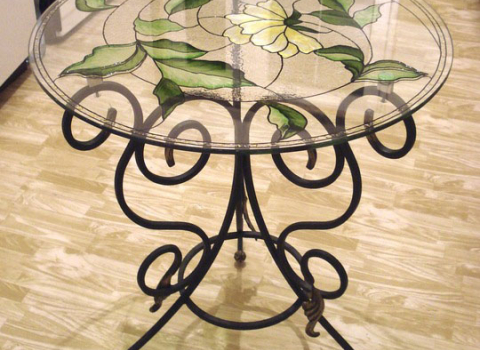 Кованый столик со цветком на стекле СТЛ-008