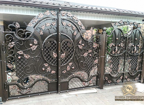 Комбинированные кованые ворота с листьями ВО-030