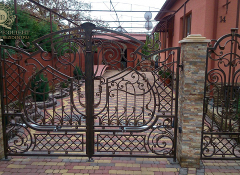 Открытые распашные кованые ворота ВО-084