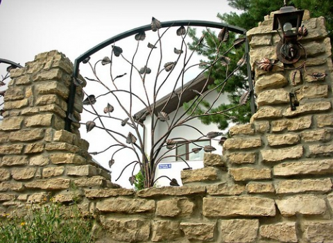 Кованый забор в виде куста на каменном основании ЗА-021