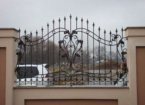 Кованый забор с орнаментом и пиками ЗА-026