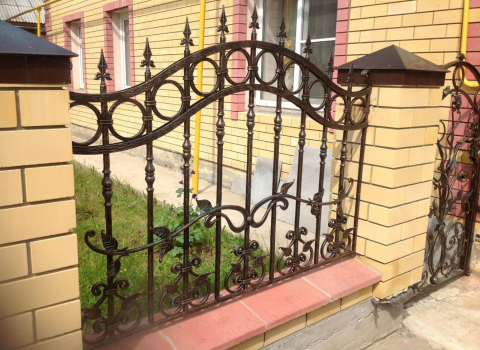 Надежный кованый забор для дома ЗА-048