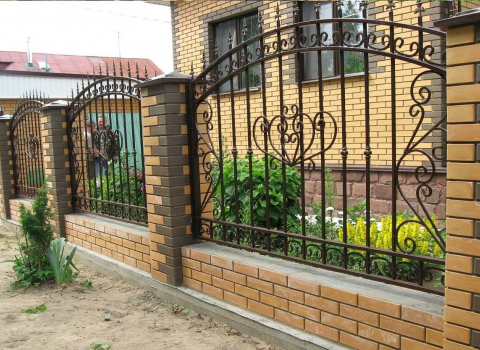 Кованый забор для кирпичного дома ЗА-053