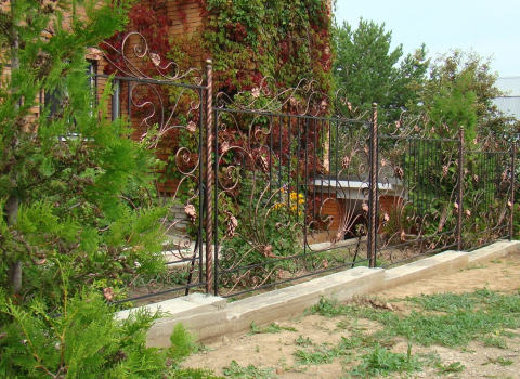 Золоченый кованый забор ажурный с лозой ЗА-066