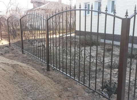 Открытый кованый забор с пиками ЗА-078