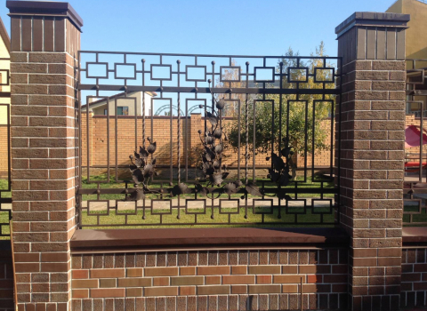 Кованый забор с геометрическим орнаментом и листьями ЗА-102