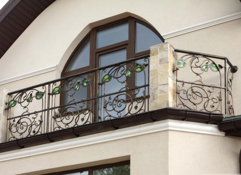 Оригинальный кованый балкон с цветными вставками КБ-049