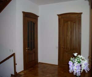 Деревянные двери с ковкой №6