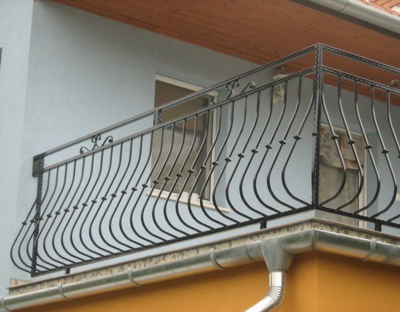 Классический кованый изогнутый балкон КБ-039