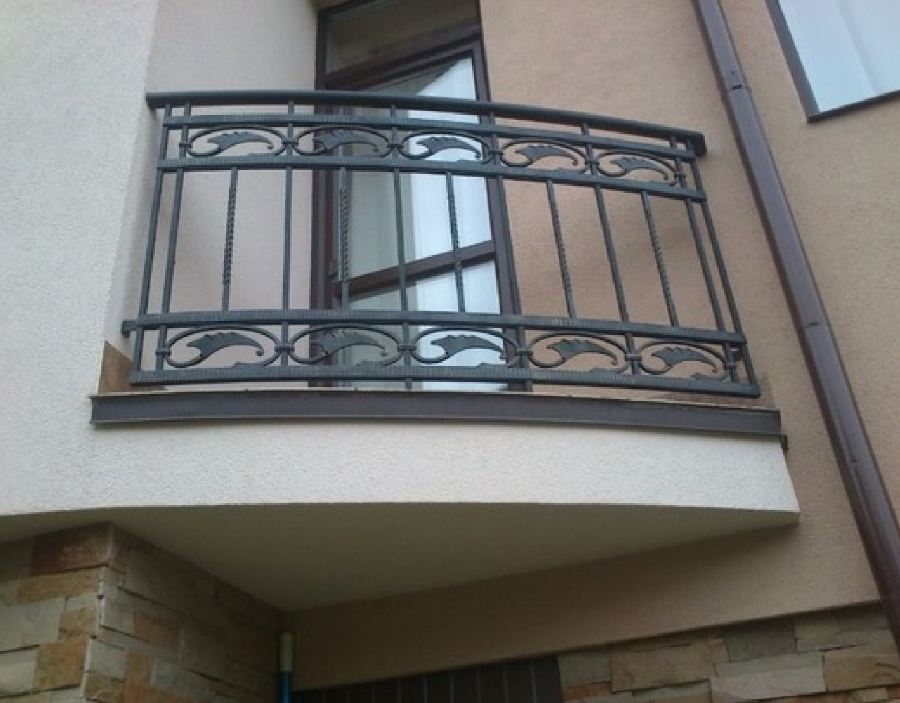 Кованый небольшой балкон КБ-016