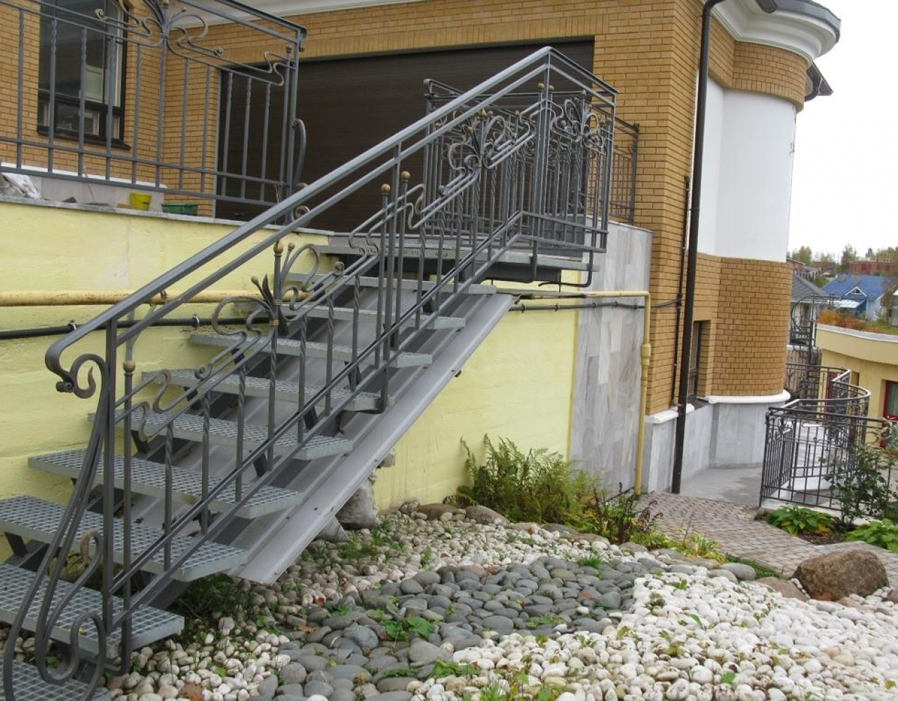 Кованая лестница для улицы КЛ-041