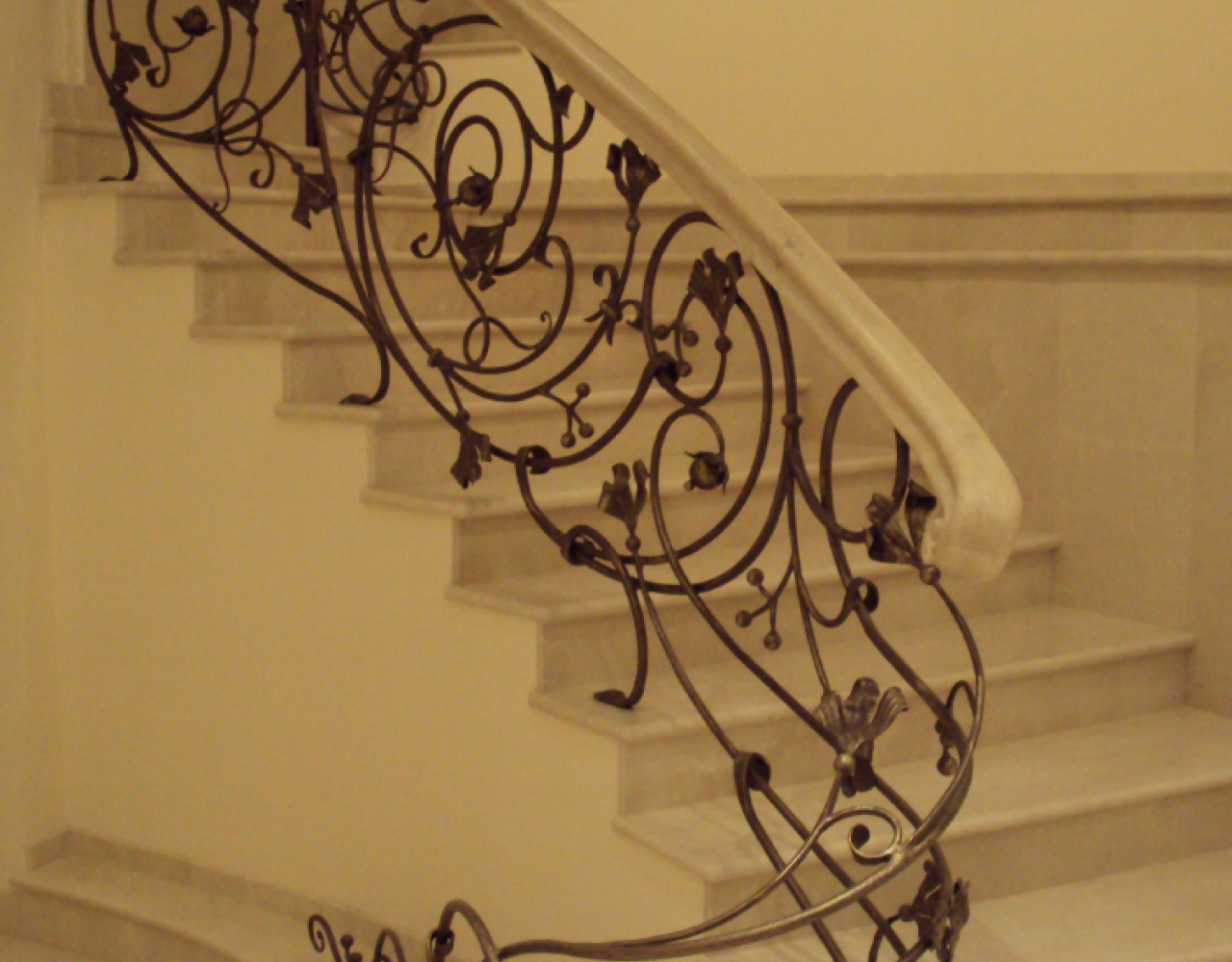 Кованая лестница с цветочным узором КЛ-066