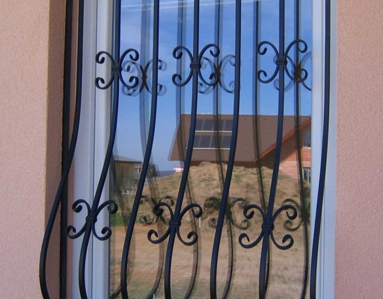 Недорогая кованая решетка на окно КР-027