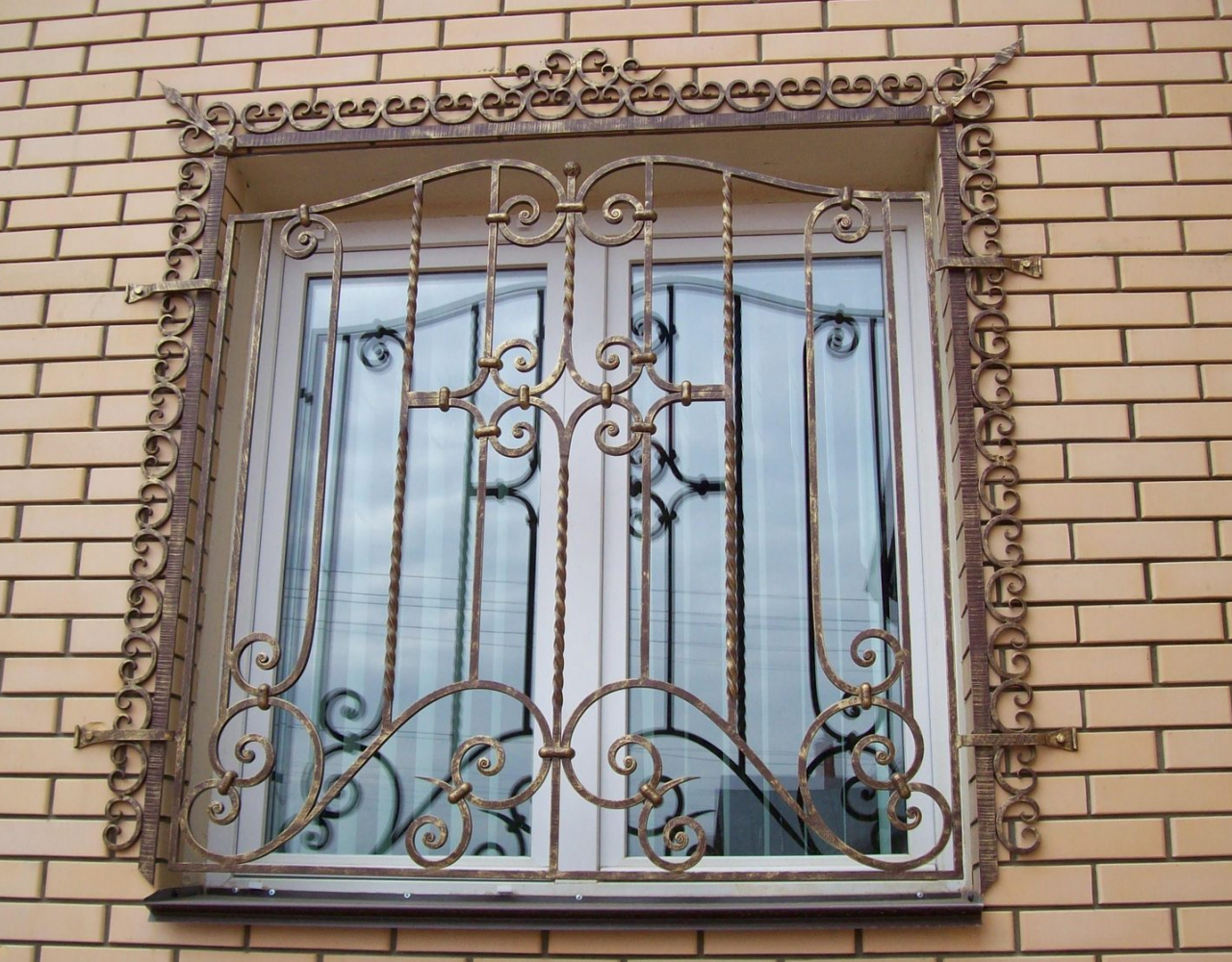 Узорчатая кованая решетка на окно КР-058