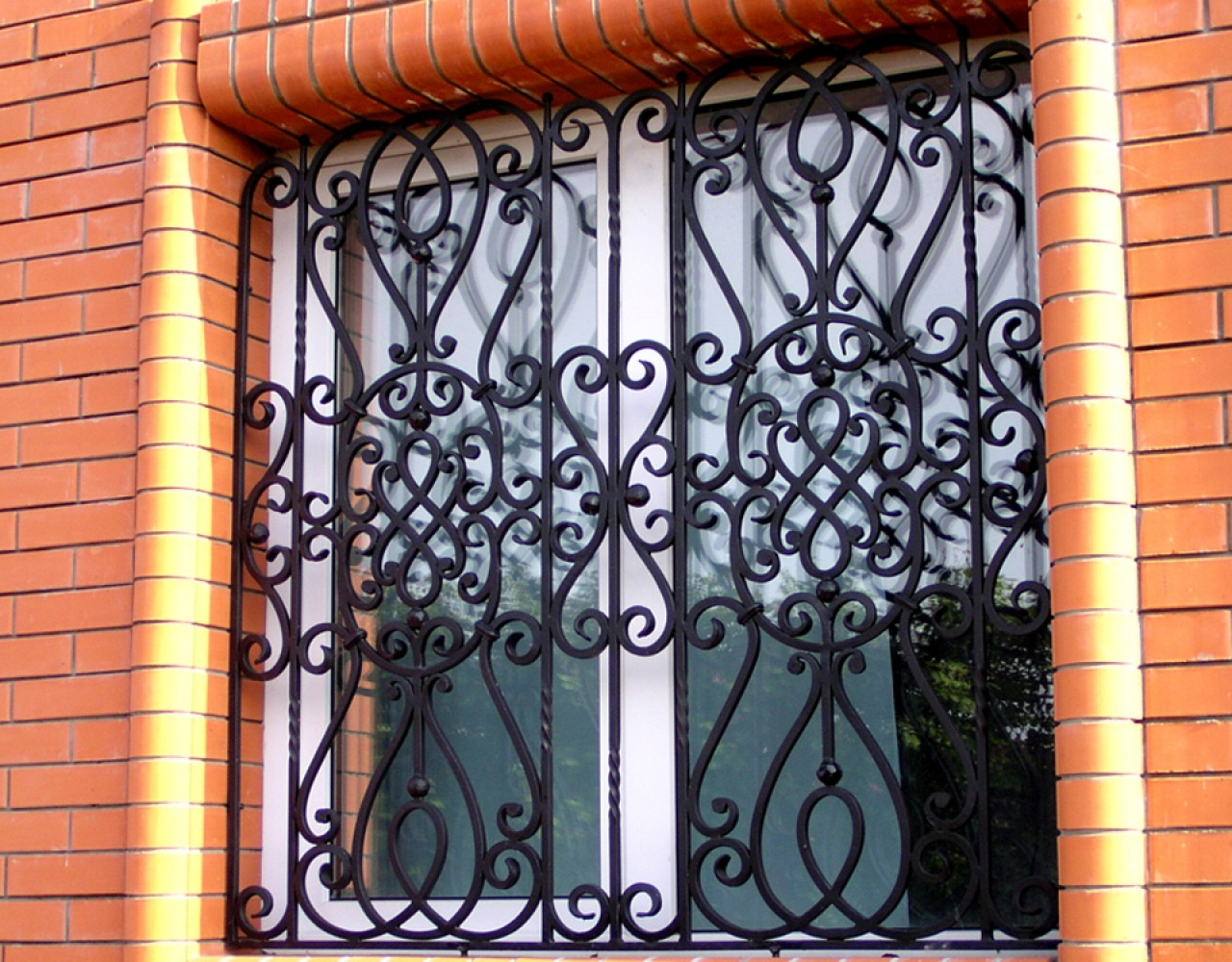 Кованая решетка на окно с ажурным узором КР-087